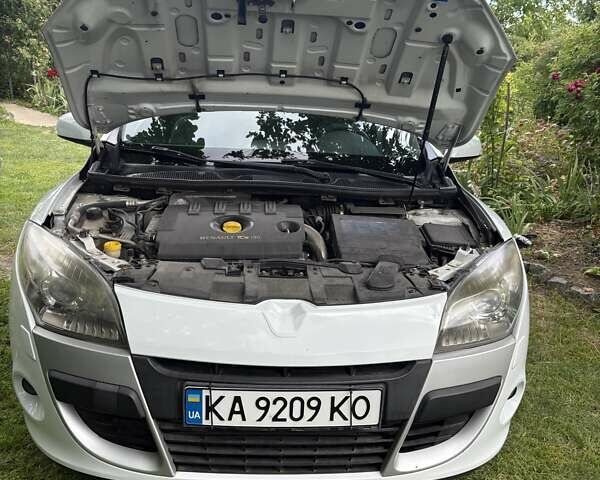 Белый Рено Меган, объемом двигателя 2 л и пробегом 144 тыс. км за 7899 $, фото 18 на Automoto.ua
