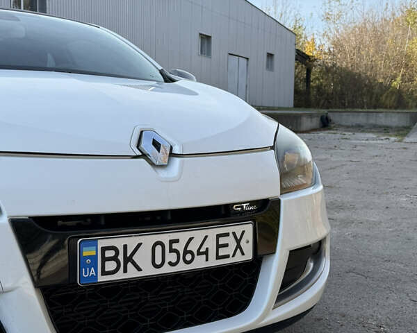 Белый Рено Меган, объемом двигателя 1.5 л и пробегом 188 тыс. км за 8800 $, фото 6 на Automoto.ua
