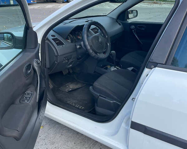 Белый Рено Меган, объемом двигателя 1.6 л и пробегом 252 тыс. км за 3900 $, фото 6 на Automoto.ua