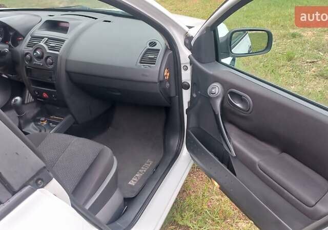 Белый Рено Меган, объемом двигателя 1.6 л и пробегом 212 тыс. км за 3400 $, фото 11 на Automoto.ua