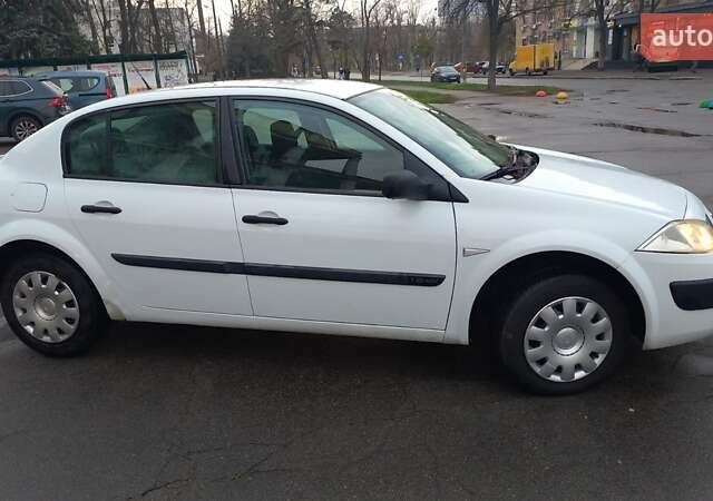 Белый Рено Меган, объемом двигателя 1.6 л и пробегом 212 тыс. км за 3400 $, фото 4 на Automoto.ua