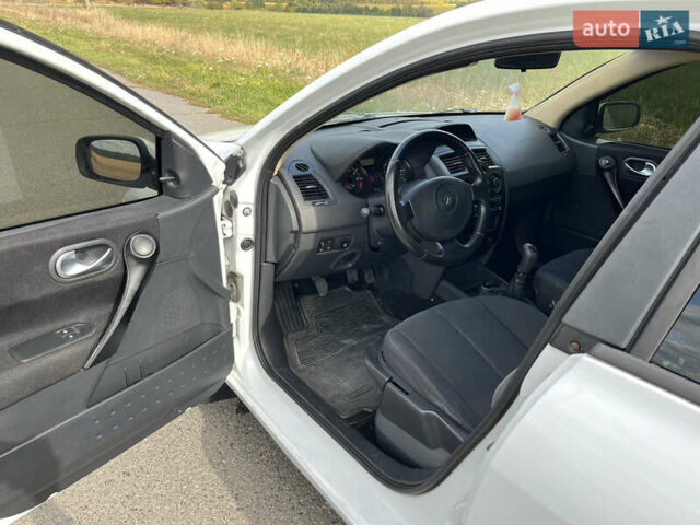 Белый Рено Меган, объемом двигателя 1.4 л и пробегом 215 тыс. км за 4100 $, фото 12 на Automoto.ua