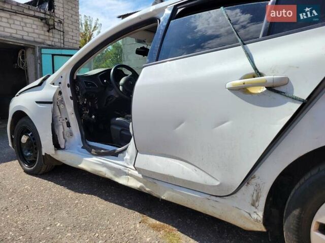 Белый Рено Меган, объемом двигателя 1.6 л и пробегом 63 тыс. км за 8000 $, фото 3 на Automoto.ua