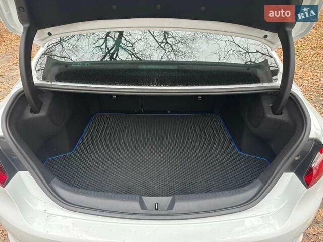 Білий Рено Меган, об'ємом двигуна 1.46 л та пробігом 144 тис. км за 15500 $, фото 19 на Automoto.ua