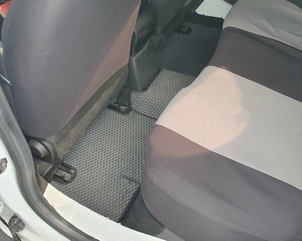 Белый Рено Меган, объемом двигателя 1.6 л и пробегом 172 тыс. км за 11500 $, фото 4 на Automoto.ua