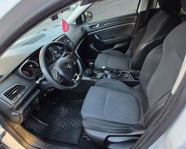 Белый Рено Меган, объемом двигателя 1.6 л и пробегом 143 тыс. км за 14000 $, фото 11 на Automoto.ua