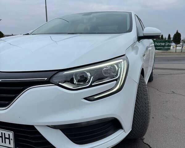 Белый Рено Меган, объемом двигателя 1.6 л и пробегом 35 тыс. км за 13299 $, фото 2 на Automoto.ua