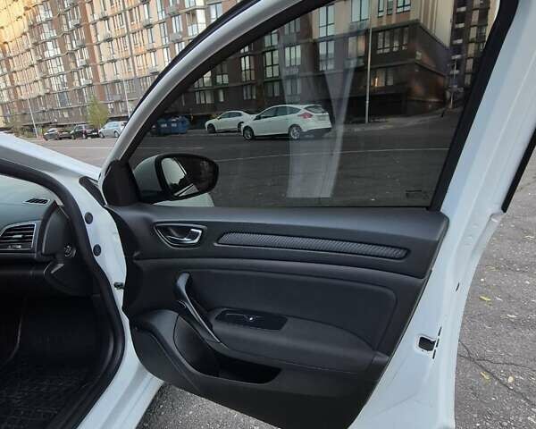 Белый Рено Меган, объемом двигателя 1.6 л и пробегом 143 тыс. км за 14000 $, фото 10 на Automoto.ua