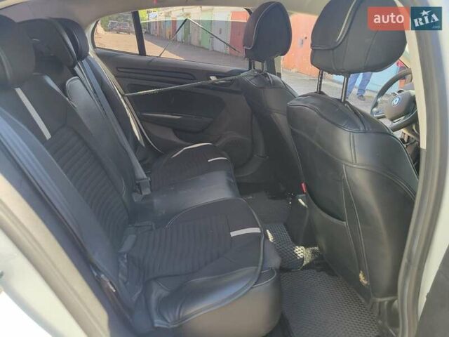 Белый Рено Меган, объемом двигателя 1.6 л и пробегом 63 тыс. км за 8000 $, фото 4 на Automoto.ua