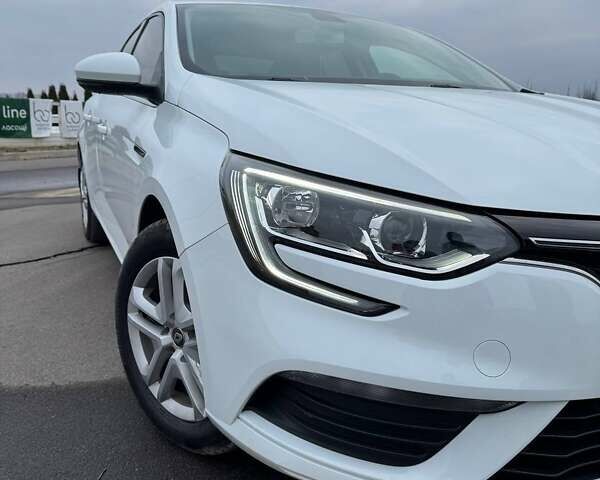 Белый Рено Меган, объемом двигателя 1.6 л и пробегом 35 тыс. км за 13299 $, фото 1 на Automoto.ua