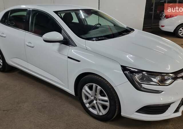 Белый Рено Меган, объемом двигателя 1.46 л и пробегом 190 тыс. км за 13700 $, фото 5 на Automoto.ua