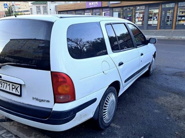 Белый Рено Меган, объемом двигателя 1.6 л и пробегом 290 тыс. км за 2600 $, фото 4 на Automoto.ua