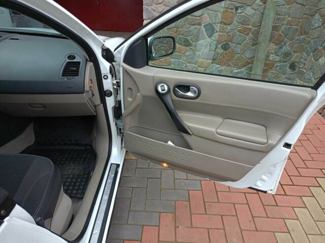 Білий Рено Меган, об'ємом двигуна 1.6 л та пробігом 258 тис. км за 3500 $, фото 11 на Automoto.ua