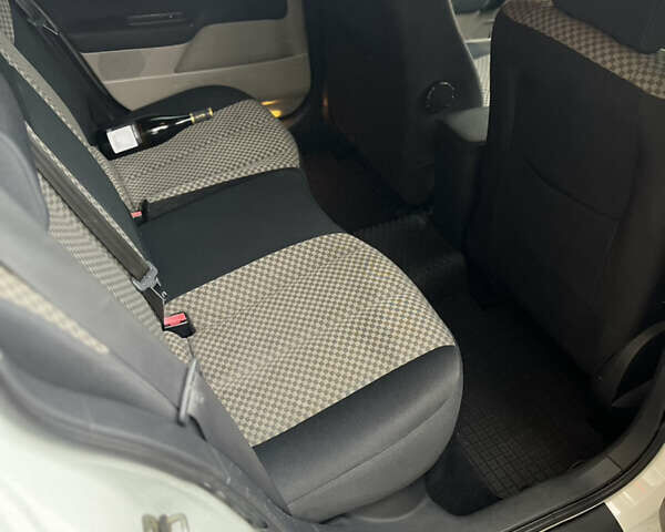 Белый Рено Меган, объемом двигателя 1.6 л и пробегом 236 тыс. км за 4850 $, фото 11 на Automoto.ua