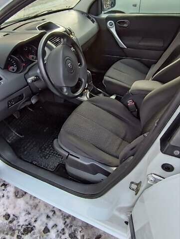 Белый Рено Меган, объемом двигателя 1.6 л и пробегом 232 тыс. км за 4600 $, фото 1 на Automoto.ua