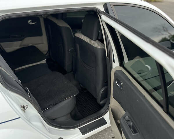Белый Рено Меган, объемом двигателя 1.6 л и пробегом 233 тыс. км за 5100 $, фото 11 на Automoto.ua