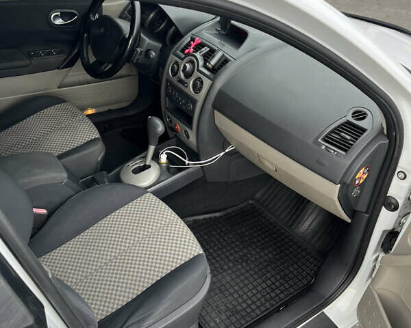 Рено Меган 2004 в Киеве на Automoto.ua Белый Рено Меган, объемом двигателя 1.6 л и пробегом 234 тыс. км за 4999 $, фото 10 на Automoto.ua