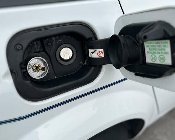 Рено Меган 2004 в Киеве на Automoto.ua Белый Рено Меган, объемом двигателя 1.6 л и пробегом 234 тыс. км за 4999 $, фото 14 на Automoto.ua