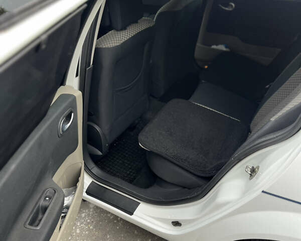 Рено Меган 2004 в Киеве на Automoto.ua Белый Рено Меган, объемом двигателя 1.6 л и пробегом 234 тыс. км за 4999 $, фото 13 на Automoto.ua