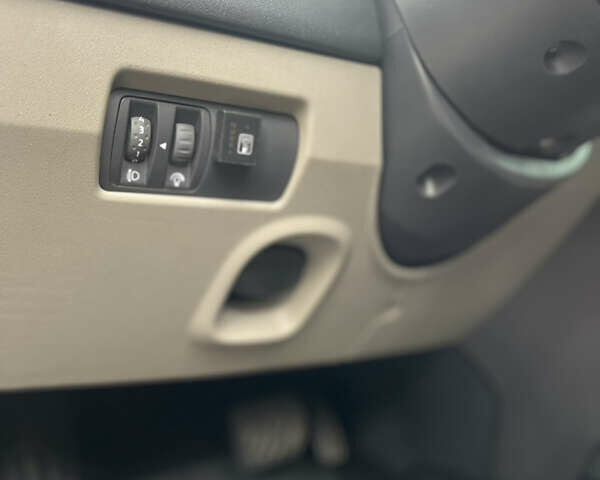 Рено Меган 2004 в Киеве на Automoto.ua Белый Рено Меган, объемом двигателя 1.6 л и пробегом 234 тыс. км за 4999 $, фото 16 на Automoto.ua