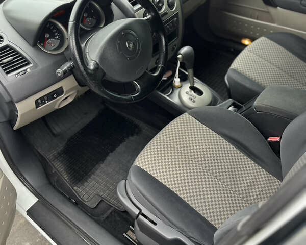 Рено Меган 2004 в Киеве на Automoto.ua Белый Рено Меган, объемом двигателя 1.6 л и пробегом 234 тыс. км за 4999 $, фото 17 на Automoto.ua