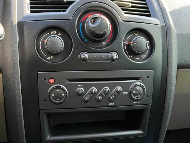 Белый Рено Меган, объемом двигателя 1.6 л и пробегом 200 тыс. км за 3750 $, фото 13 на Automoto.ua