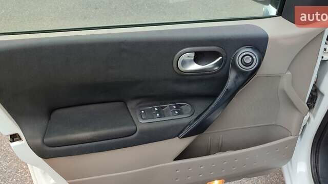 Белый Рено Меган, объемом двигателя 1.6 л и пробегом 197 тыс. км за 5300 $, фото 3 на Automoto.ua