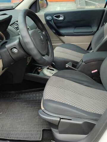 Белый Рено Меган, объемом двигателя 1.6 л и пробегом 197 тыс. км за 5300 $, фото 1 на Automoto.ua