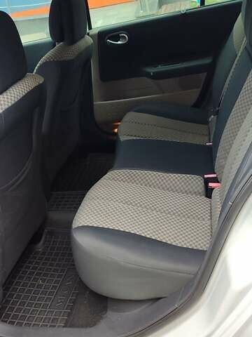 Белый Рено Меган, объемом двигателя 1.6 л и пробегом 197 тыс. км за 5300 $, фото 11 на Automoto.ua