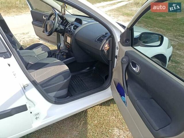 Белый Рено Меган, объемом двигателя 1.46 л и пробегом 230 тыс. км за 5700 $, фото 13 на Automoto.ua