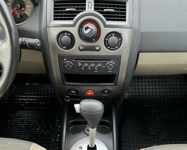 Белый Рено Меган, объемом двигателя 1.6 л и пробегом 209 тыс. км за 5700 $, фото 12 на Automoto.ua