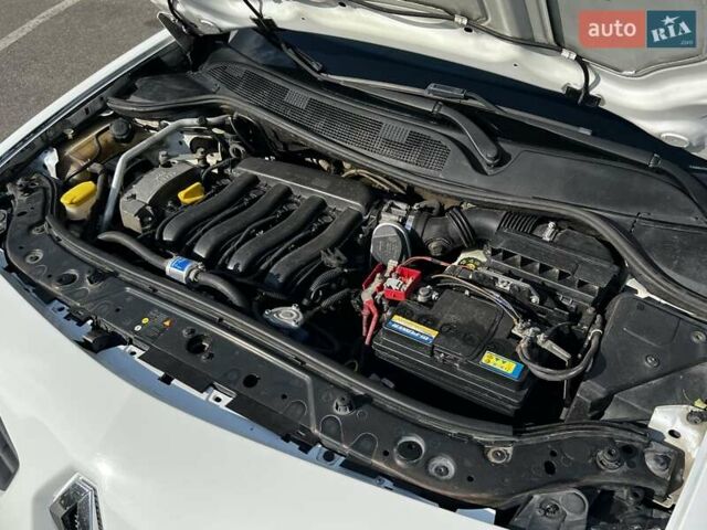 Белый Рено Меган, объемом двигателя 1.6 л и пробегом 235 тыс. км за 5200 $, фото 21 на Automoto.ua