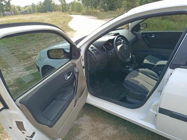 Белый Рено Меган, объемом двигателя 1.5 л и пробегом 236 тыс. км за 5000 $, фото 5 на Automoto.ua