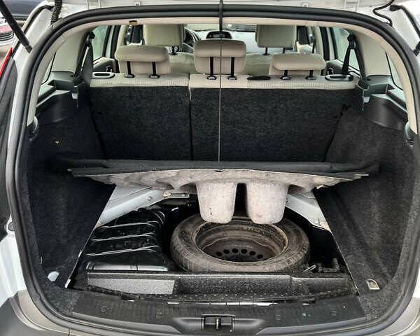 Белый Рено Меган, объемом двигателя 1.6 л и пробегом 209 тыс. км за 5700 $, фото 7 на Automoto.ua