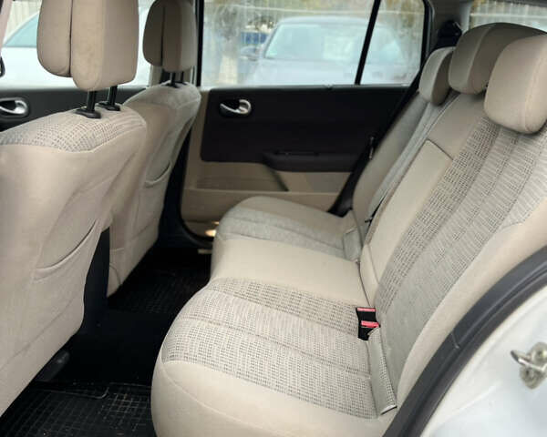 Белый Рено Меган, объемом двигателя 1.6 л и пробегом 209 тыс. км за 5700 $, фото 9 на Automoto.ua