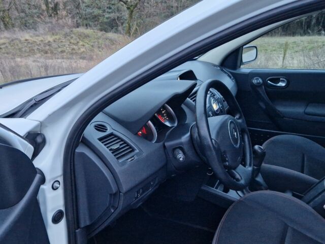 Белый Рено Меган, объемом двигателя 1.6 л и пробегом 245 тыс. км за 4999 $, фото 4 на Automoto.ua