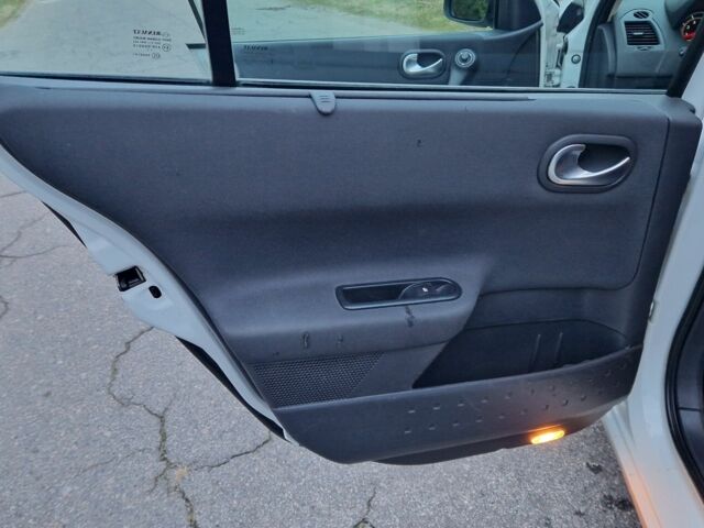 Белый Рено Меган, объемом двигателя 1.6 л и пробегом 245 тыс. км за 4999 $, фото 11 на Automoto.ua