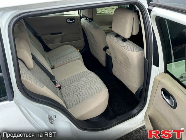 Белый Рено Меган, объемом двигателя 1.6 л и пробегом 216 тыс. км за 4700 $, фото 7 на Automoto.ua