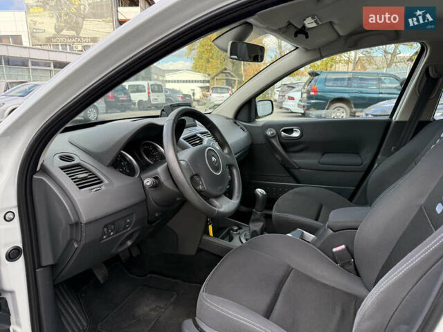 Белый Рено Меган, объемом двигателя 1.6 л и пробегом 198 тыс. км за 5800 $, фото 23 на Automoto.ua