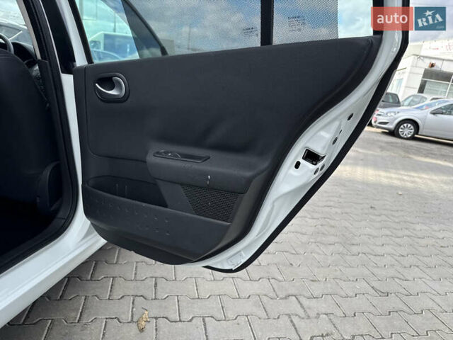 Белый Рено Меган, объемом двигателя 1.6 л и пробегом 198 тыс. км за 5800 $, фото 45 на Automoto.ua