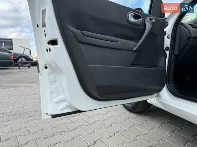 Белый Рено Меган, объемом двигателя 1.6 л и пробегом 198 тыс. км за 5800 $, фото 21 на Automoto.ua
