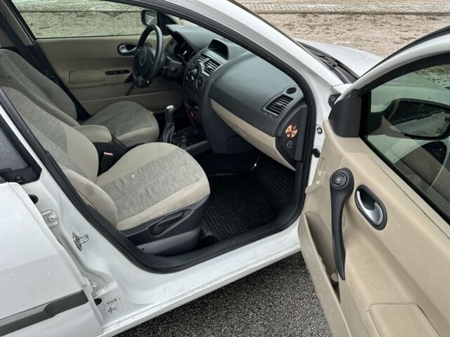 Белый Рено Меган, объемом двигателя 1.6 л и пробегом 216 тыс. км за 4700 $, фото 6 на Automoto.ua