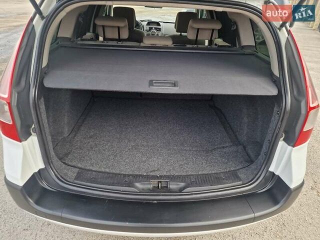 Белый Рено Меган, объемом двигателя 1.5 л и пробегом 287 тыс. км за 6000 $, фото 5 на Automoto.ua