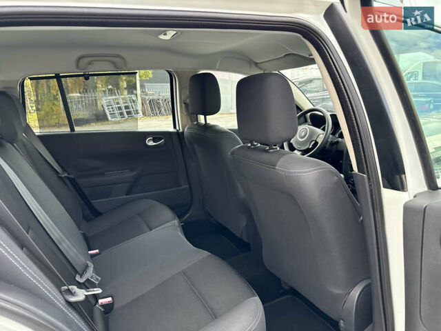 Белый Рено Меган, объемом двигателя 1.6 л и пробегом 198 тыс. км за 5800 $, фото 46 на Automoto.ua