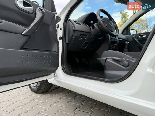 Белый Рено Меган, объемом двигателя 1.6 л и пробегом 198 тыс. км за 5800 $, фото 22 на Automoto.ua