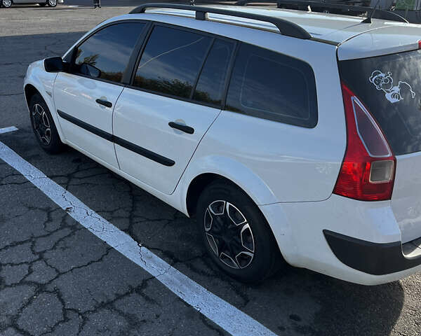 Белый Рено Меган, объемом двигателя 1.5 л и пробегом 230 тыс. км за 5300 $, фото 2 на Automoto.ua