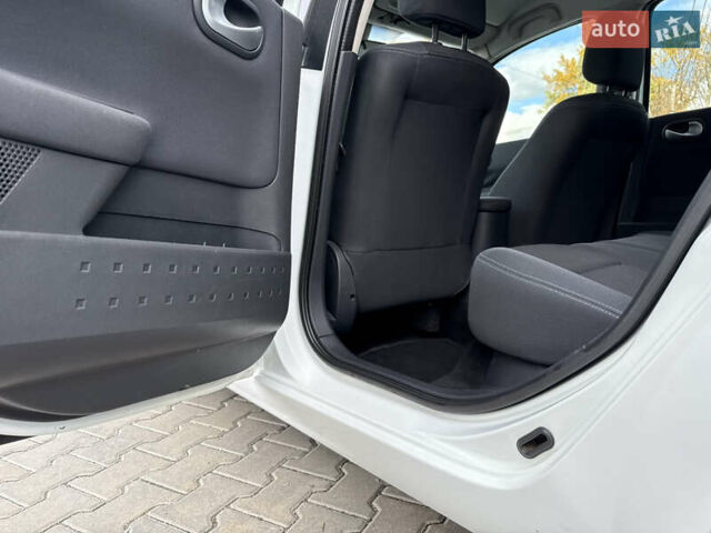 Белый Рено Меган, объемом двигателя 1.6 л и пробегом 198 тыс. км за 5800 $, фото 38 на Automoto.ua