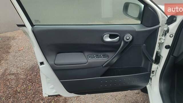 Белый Рено Меган, объемом двигателя 1.9 л и пробегом 327 тыс. км за 6500 $, фото 26 на Automoto.ua