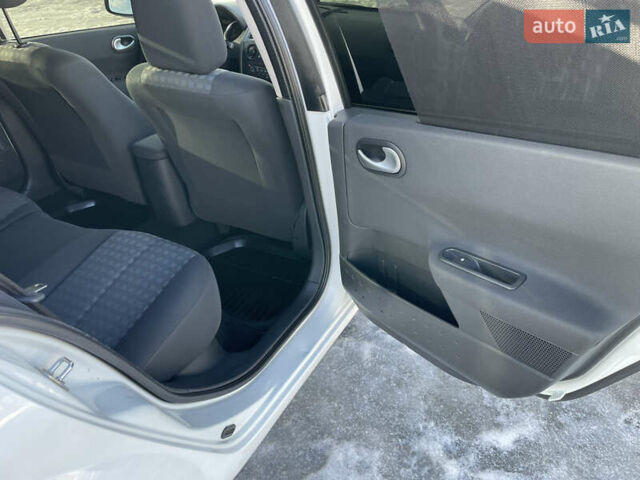 Білий Рено Меган, об'ємом двигуна 1.6 л та пробігом 216 тис. км за 5200 $, фото 15 на Automoto.ua