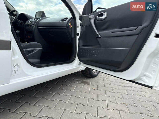 Белый Рено Меган, объемом двигателя 1.6 л и пробегом 198 тыс. км за 5800 $, фото 50 на Automoto.ua